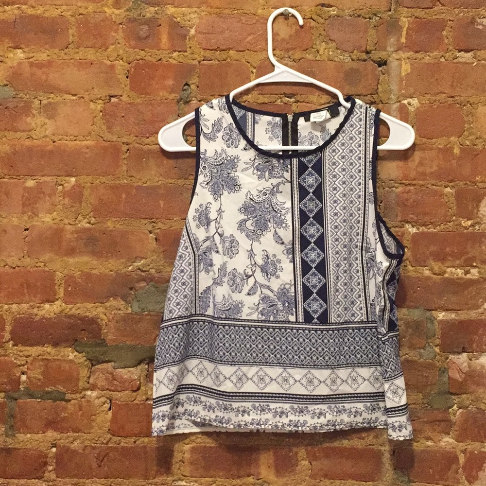 Cute Top with zipper on back!